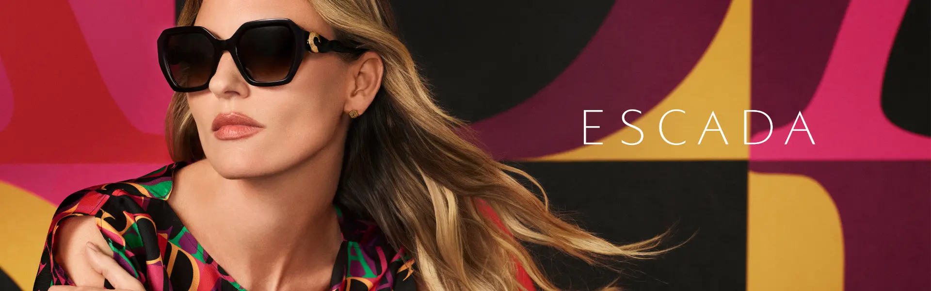 ESCADA-E Mujer luciendo gafas de sol Escada originales de diseño elegante.