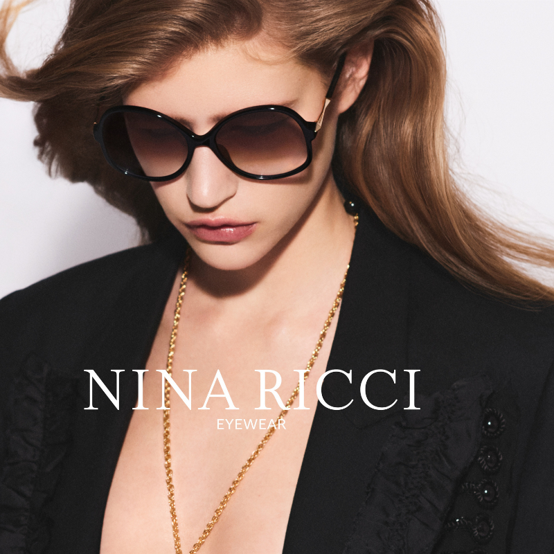 Mujer con elegantes gafas de sol Nina Ricci originales de estilo parisino.