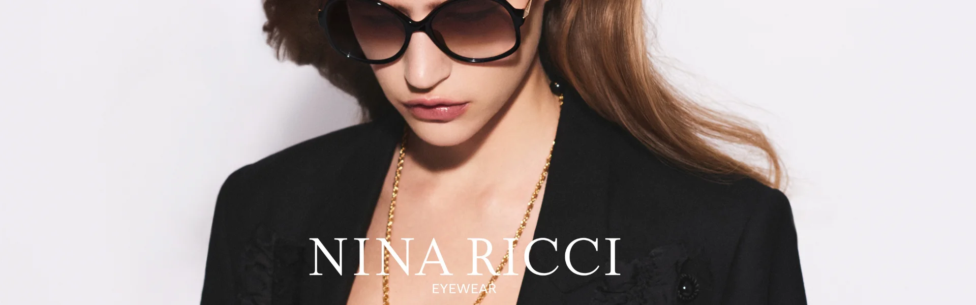 Mujer con elegantes gafas de sol Nina Ricci originales de estilo parisino.
