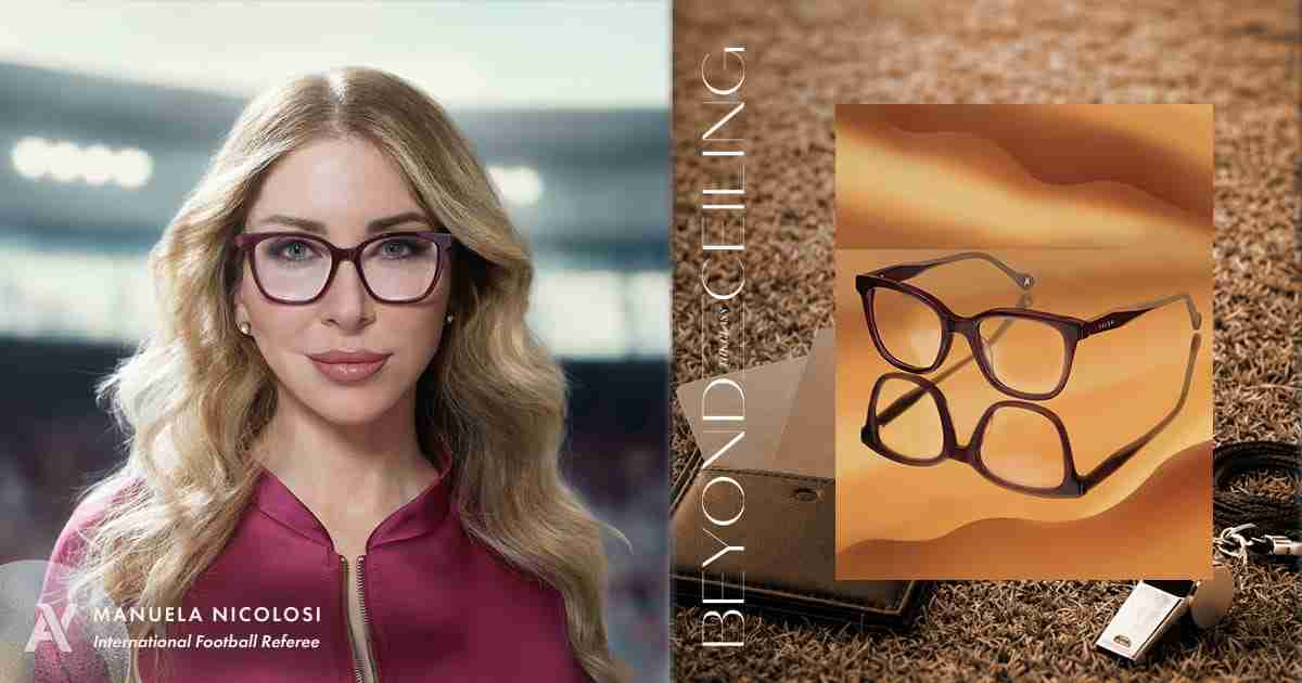 YALEA MONTURAS Mujer con gafas graduadas Yalea en su día a día.