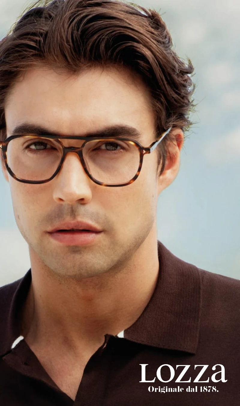 Hombre con gafas de graduadas Lozza de clásico estilo vintage. Disponobles en nuestras tiendas de Naquera y Molina de Segura.