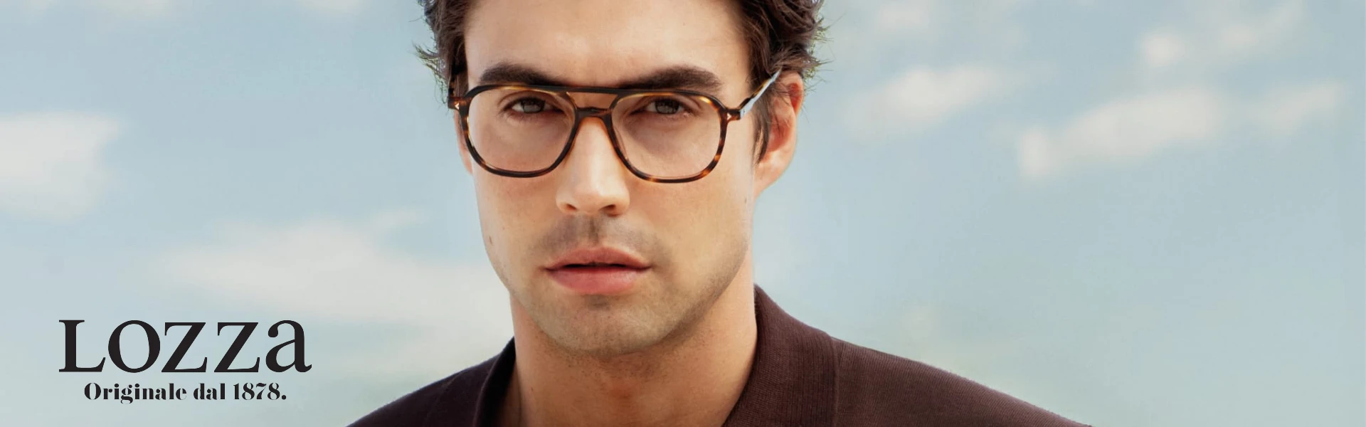 Hombre con gafas graduadas Lozza de diseño intelectual y atemporal.