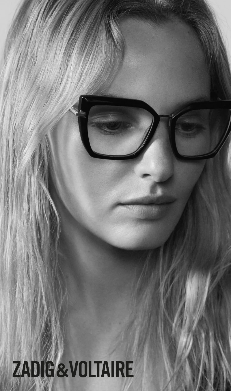 Mujer luciendo gafas graduadas Zadig & Voltaire vanguardistas. Disponibles en nuestras optica en Naquera y Molina de Segura