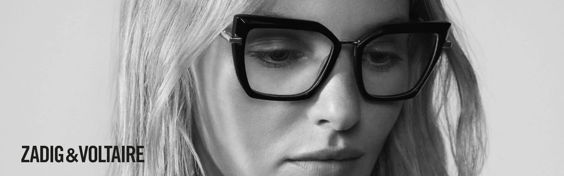 Mujer luciendo gafas graduadas Zadig & Voltaire vanguardistas.