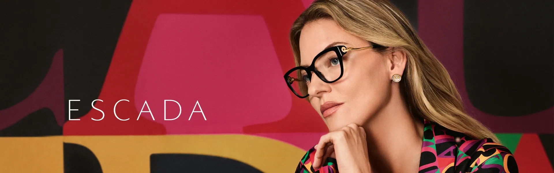 Mujer con gafas graduadas Escada disponibles en nuestra optica