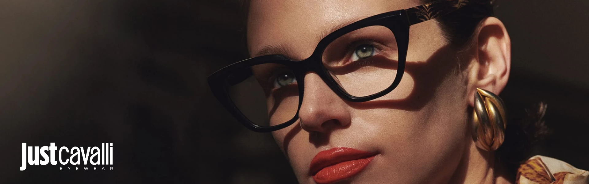 Mujer luciendo gafas graduadas Just Cavalli con actitud y estilo.