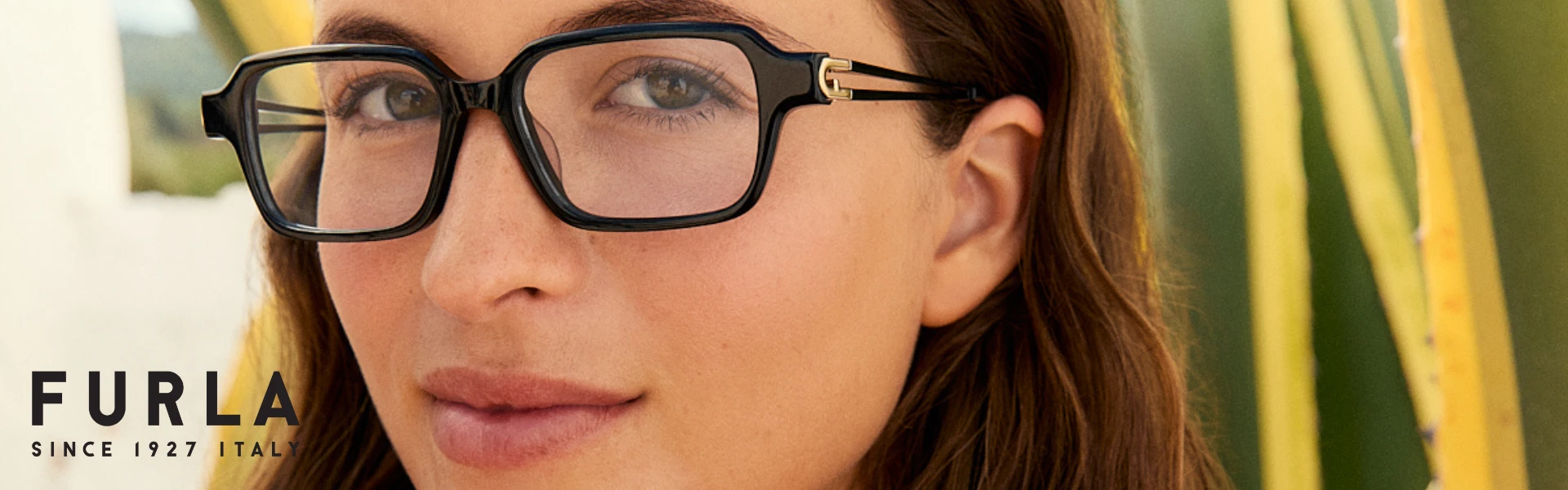 monturas selccion furla Mujer iluminando su rostro con unas gafas graduadas Furla.