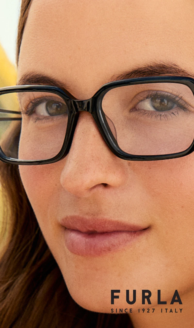 monturas tendencia furla Mujer con gafas Furla tendencia eyewear disponibles en nuestras opticas Naquera y Molina de Segura
