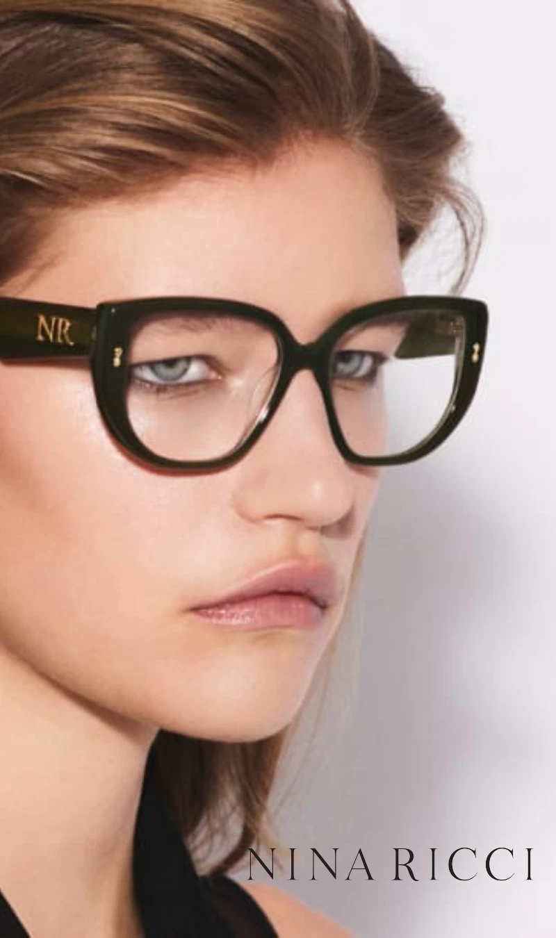 Mujer con gafas graduadas Nina Ricci elegantes disponibles en nuestras opticas de Naquera y Molina de Segura