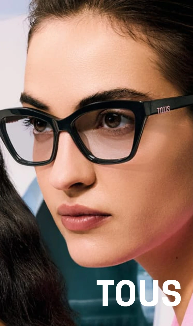 Mujer con gafas graduadas Tous ligeras y elegantes disponibles en nuestras opticas de Naquera y Molina de Segura.