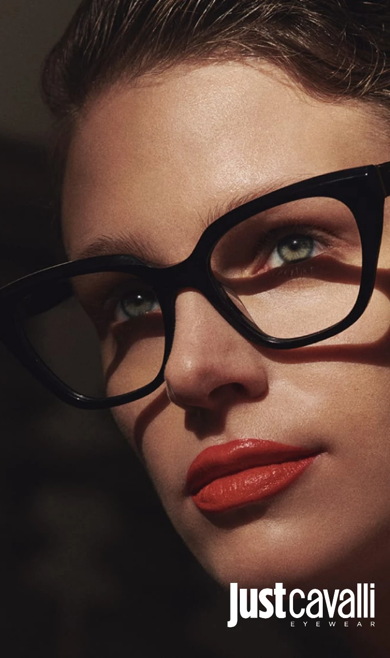 Mujer con gafas italianas just cavalli disponibles en nuestras opticas en Naquera y Molina de Segura