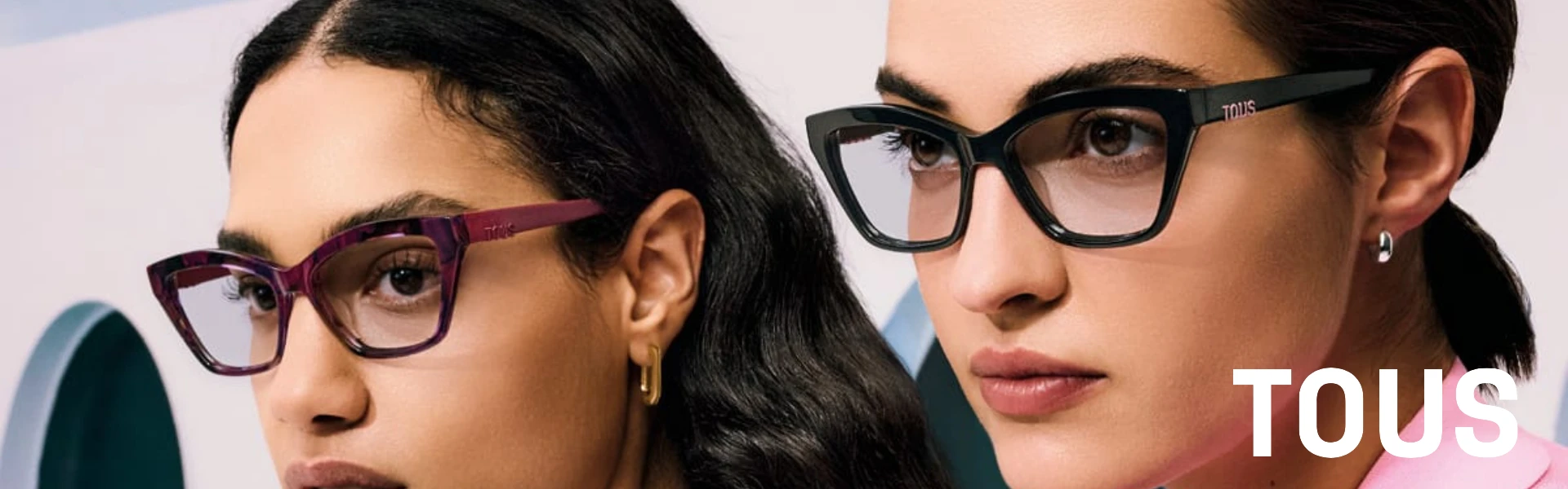 Mujer con gafas graduadas Tous ligeras y muy favorecedoras.