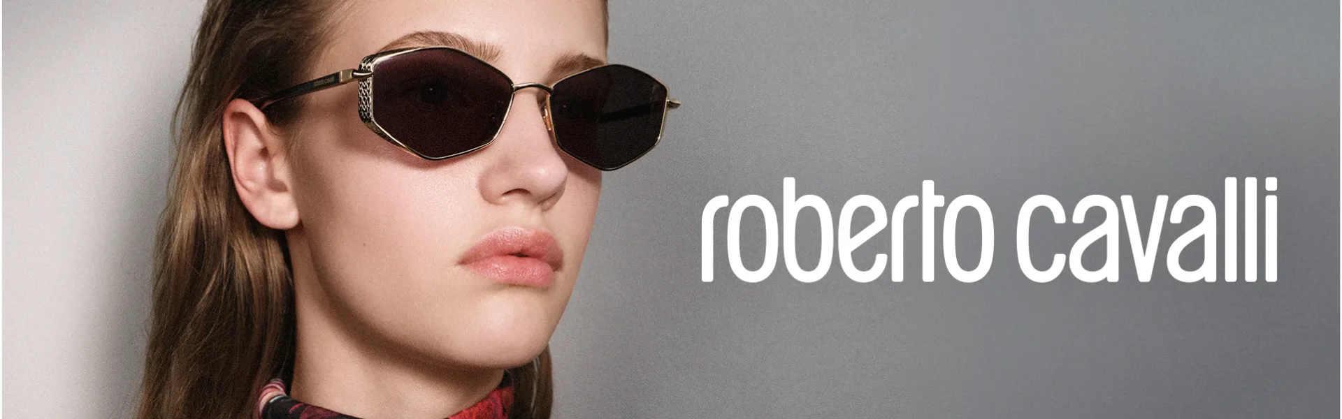 PORTADA SOL ESCRITORIO ROBERTO CAVALLI Modelo con gafas de SolRoberto Cavalli disponibles en Visual Quality Group